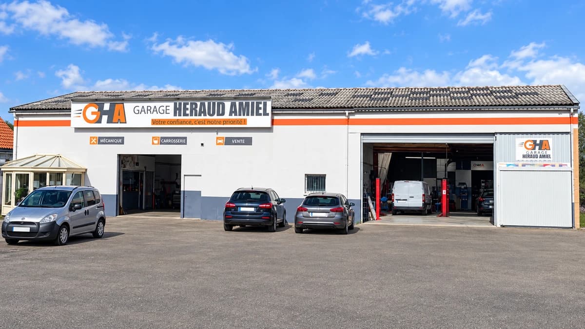 La façade de Garage Heraud Amiel, 490 rue Sainte-Agathe à Saint-Martin-des-Noyers